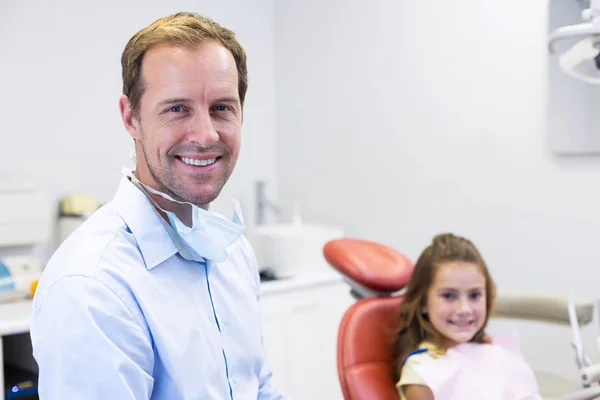 Smiling dentist and young patient — Stock Photo, Image