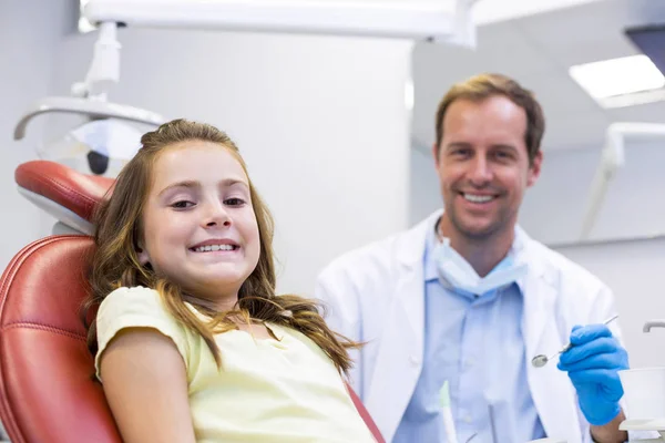 Dentista sorridente e giovane paziente — Foto Stock