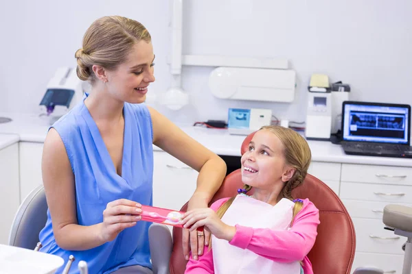 Matka daje szczoteczka do zębów, aby Córka — Zdjęcie stockowe