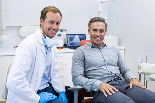 Smiling dentist and patient — Stock Photo, Image