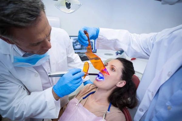 Dentistas examinando paciente do sexo feminino — Fotografia de Stock