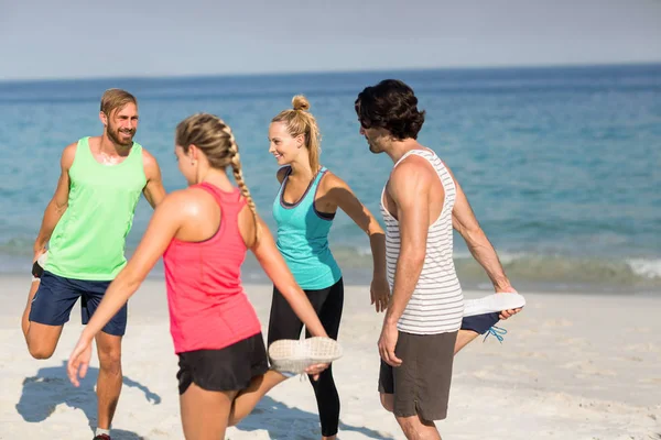 Friends exercising at beach — Stock Photo, Image