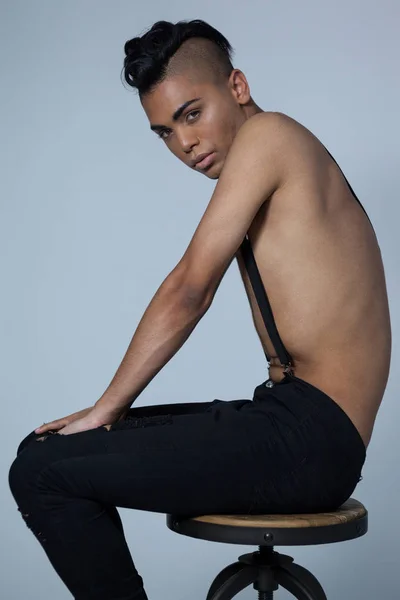 Vista laterale di transgender indossare bretelle — Foto Stock
