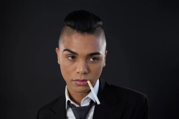 Transgenre avec cigarette dans la bouche — Photo