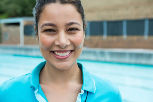 Entraîneur féminin debout près de la piscine — Photo