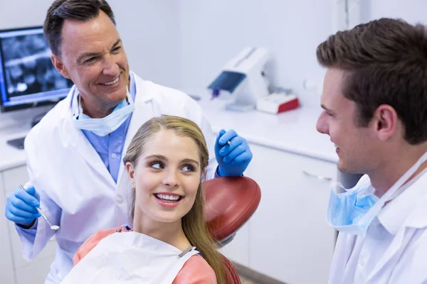 Tandläkare som interagerar med kvinnlig patient — Stockfoto