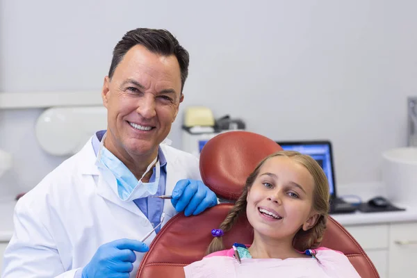 Dentista con giovane paziente — Foto Stock