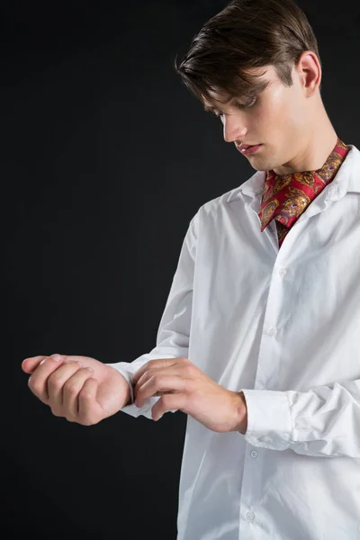 Homem andrógeno abotoando sua camisa manga — Fotografia de Stock