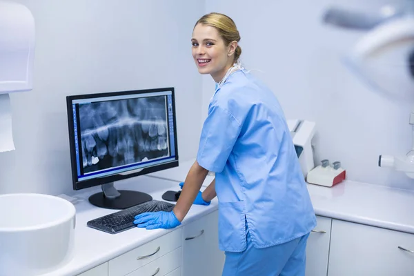 Медсестра изучает рентгеновский отчет на компьютере — стоковое фото