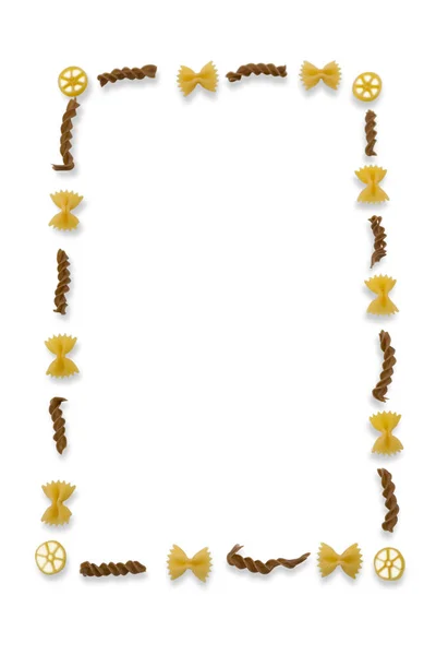 Verschillende pasta gerangschikt op witte achtergrond — Stockfoto