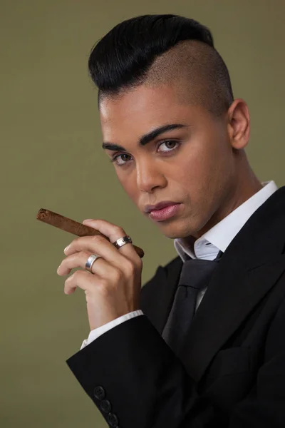 Transseksüel kadın holding Sigara — Stok fotoğraf