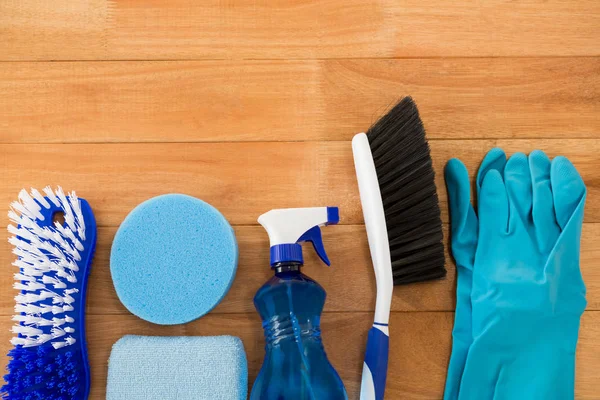 Verschillende reinigingsapparatuur op tafel — Stockfoto