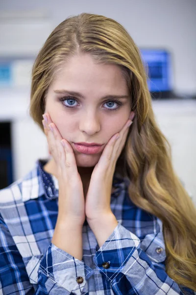 Paciente femenina infeliz con dolor de muelas — Foto de Stock