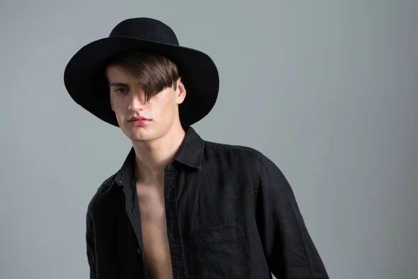 Androgyner Mann mit Hut posiert — Stockfoto