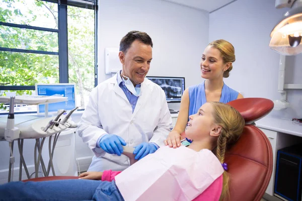 Zahnarzt interagiert mit jungen Patienten — Stockfoto