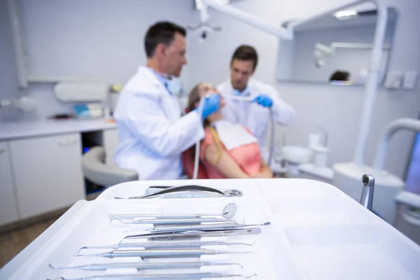 Varias herramientas dentales guardadas en bandeja —  Fotos de Stock