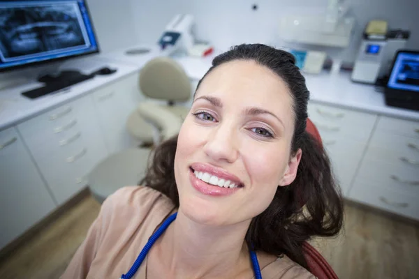 Пациентка сидит на стоматологическом стуле — стоковое фото
