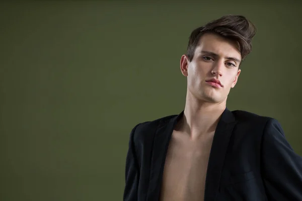 Androgyner Mann im Blazer posiert — Stockfoto