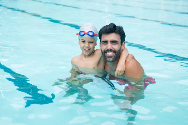 Padre e giovane ragazzo giocare in piscina — Foto Stock