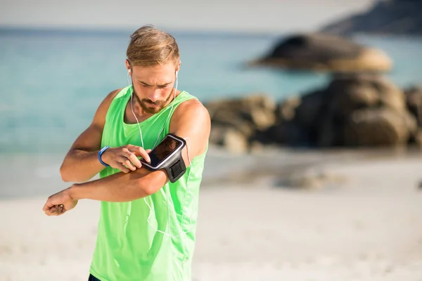 Man met telefoon op strand — Stockfoto