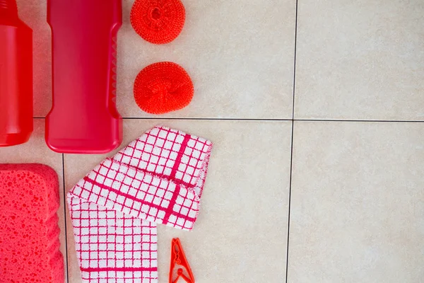 Produtos de limpeza vermelhos com guardanapo — Fotografia de Stock