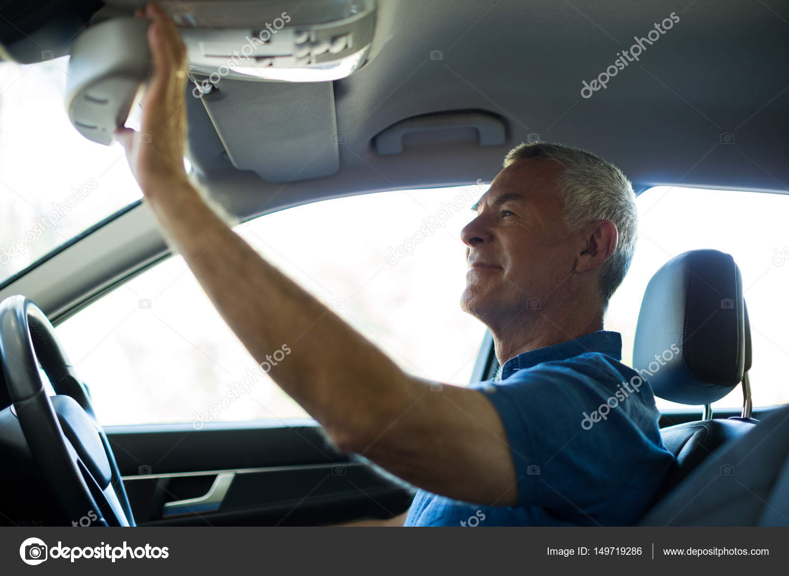 Senior man achteruitkijkspiegel in auto aanpassen — Stockfoto ... Senior man achteruitkijkspiegel in auto aanpassen — Stockfoto ...