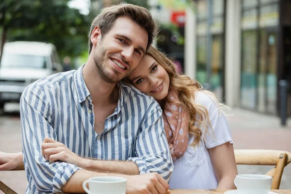 Pareja romántica sentada en la acera cafetería —  Fotos de Stock