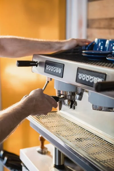 Cameriere preparare il caffè dalla macchina del caffè — Foto Stock