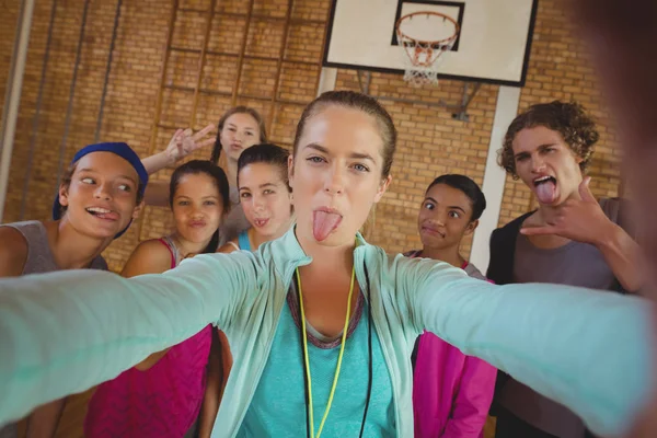 Edző- és középiskolás gyerekek véve egy selfie — Stock Fotó