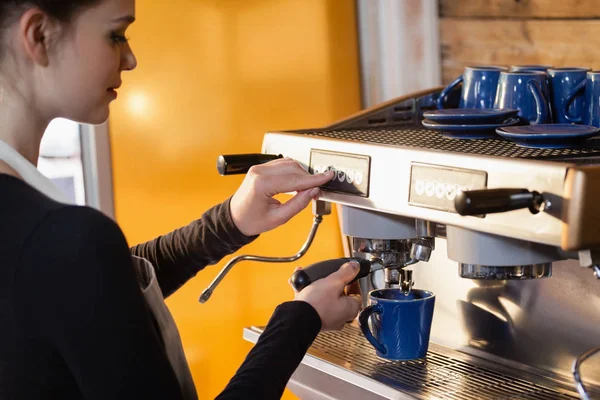 Propietario haciendo café en la cafetería —  Fotos de Stock