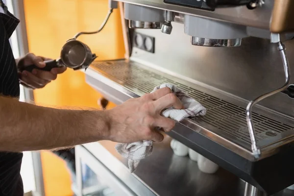 Garçom limpeza máquina cafeteira — Fotografia de Stock