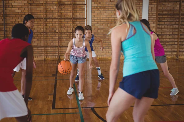 Miúdos do liceu a jogar basquetebol no tribunal — Fotografia de Stock