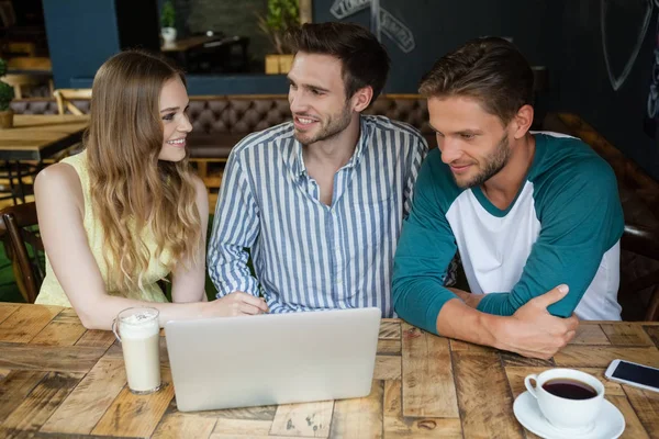 Amici che guardano il computer portatile — Foto Stock