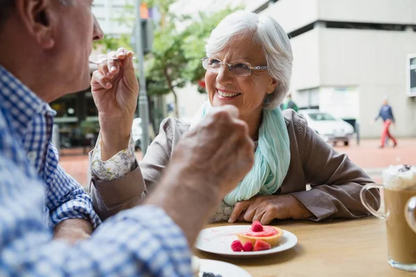 Mujer mayor alimentando con comida dulce al hombre — Foto de Stock