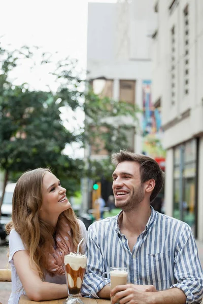 Couple assis au café trottoir — Photo