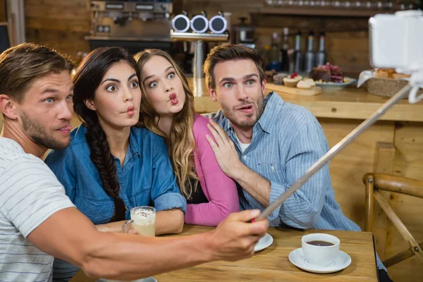 Amigos tomando selfie en el teléfono móvil — Foto de Stock