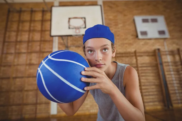 Niño de secundaria jugando baloncesto — Foto de Stock