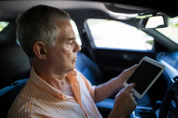 Uomo anziano utilizzando tablet digitale — Foto Stock