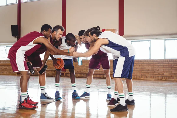 Jogadores de basquete formando uma pilha de mão — Fotografia de Stock