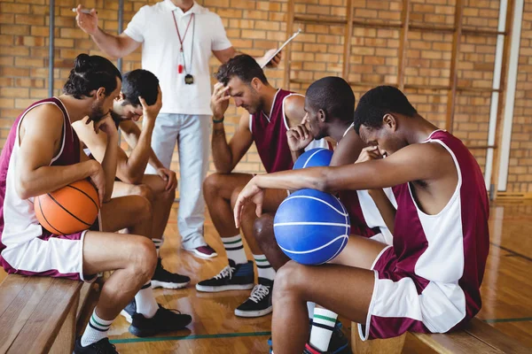 Coach screaming at disappointment basketball players — Stock Photo, Image