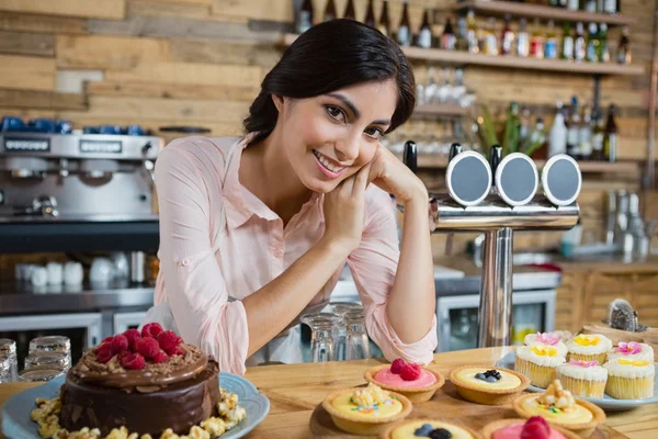 Waitress leaning at counter — Stock Photo, Image