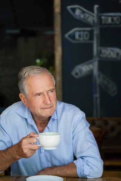 Senior homem segurando xícara de café — Fotografia de Stock