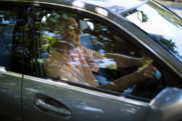 Homem idoso carro de condução — Fotografia de Stock