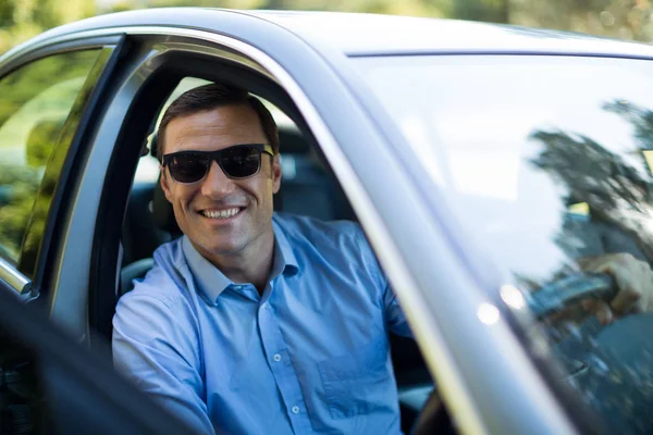 Man wearing sunglasses while driving car — Stock Photo, Image