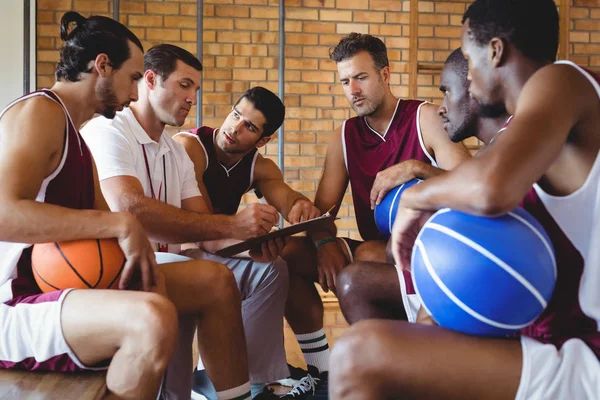 教练向篮球运动员解释游戏计划 — 图库照片