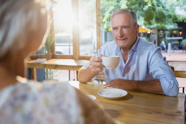 Senior para interakcji przy kawie — Zdjęcie stockowe