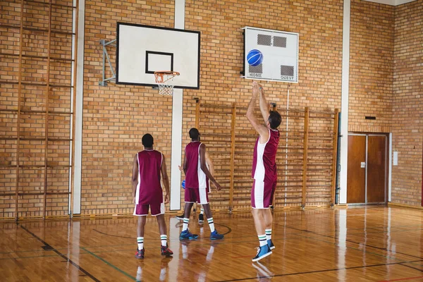 Mahkemede oynarken basketbolcular — Stok fotoğraf