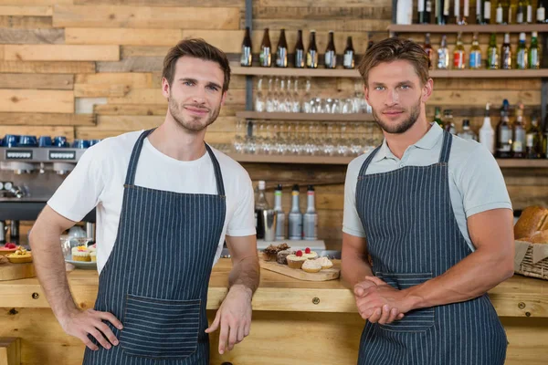 Serveurs souriants debout au comptoir — Photo