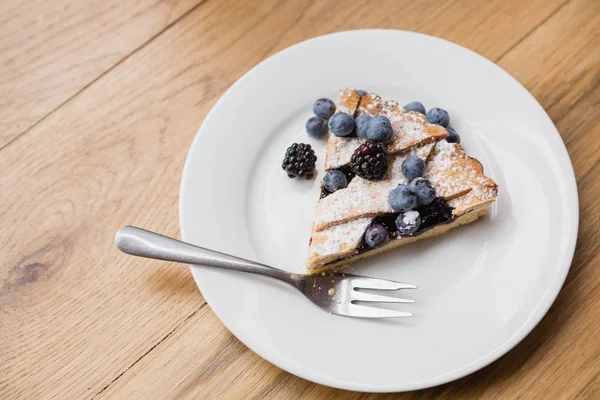 Tart with blackberries and blueberries on a plate — Stock Photo, Image