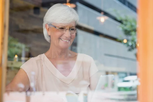 Happy senior woman using mobile phone — Stock Photo, Image